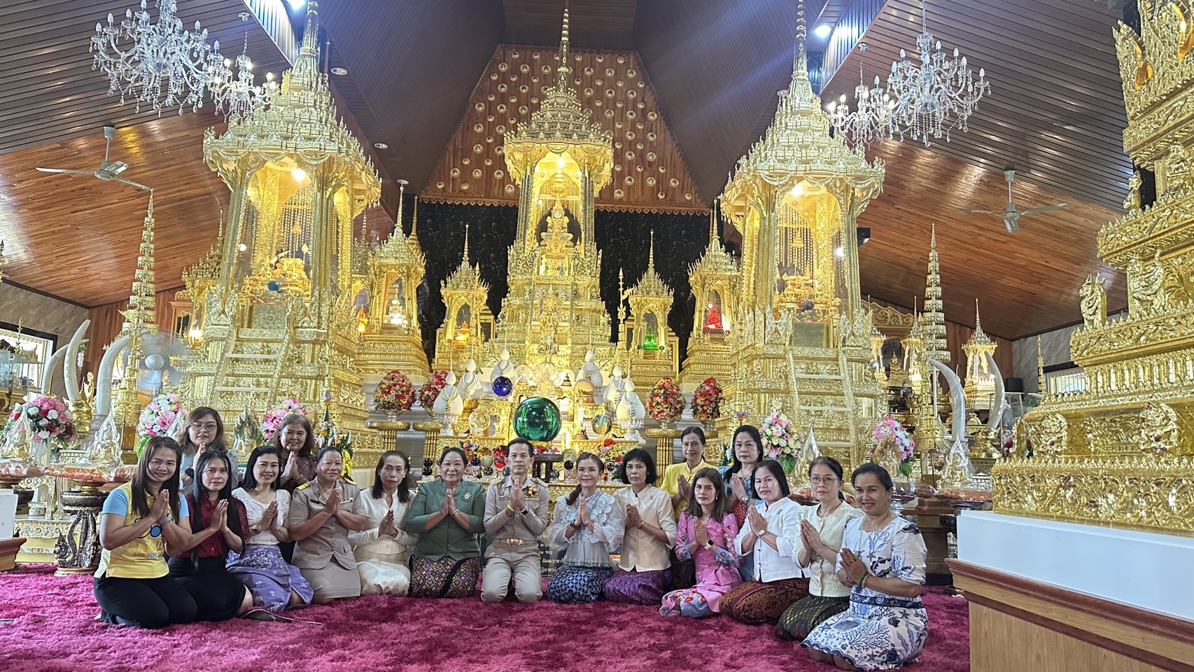 สพป.ศรีสะเกษ เขต 1 ทำบุญถวายภัตตาหารเพลแด่พระภิกษุสงฆ์ วัดเบญจพุทธาราม ในช่วงเทศกาลเข้าพรรษา สืบสานประเพณี วิถีไทย 